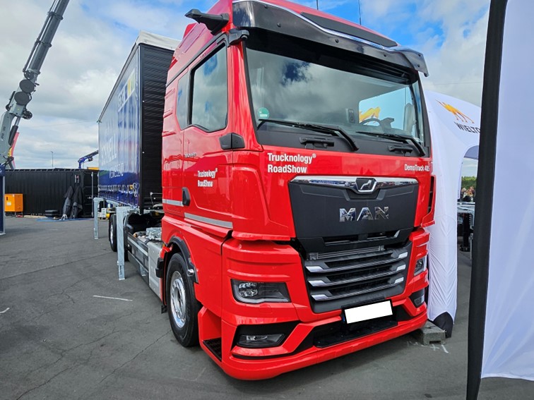 016 Messestande  Fahrerlager 13 07 2024
